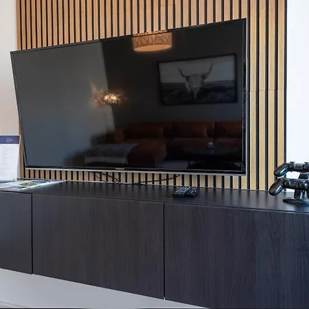 Modernes Mit Garage & Ps4 In Messenaehe Von Your Way Essen